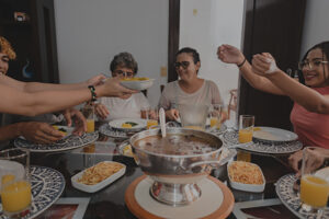 Família comendo feijoada