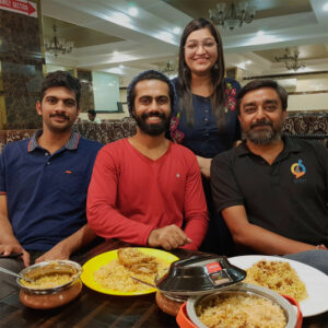 Família comendo um delicioso biryani
