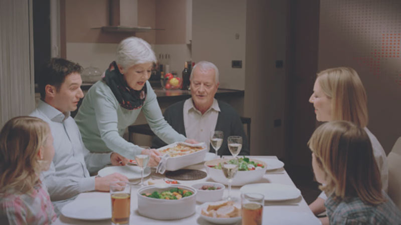 Familia comendo Lasagna