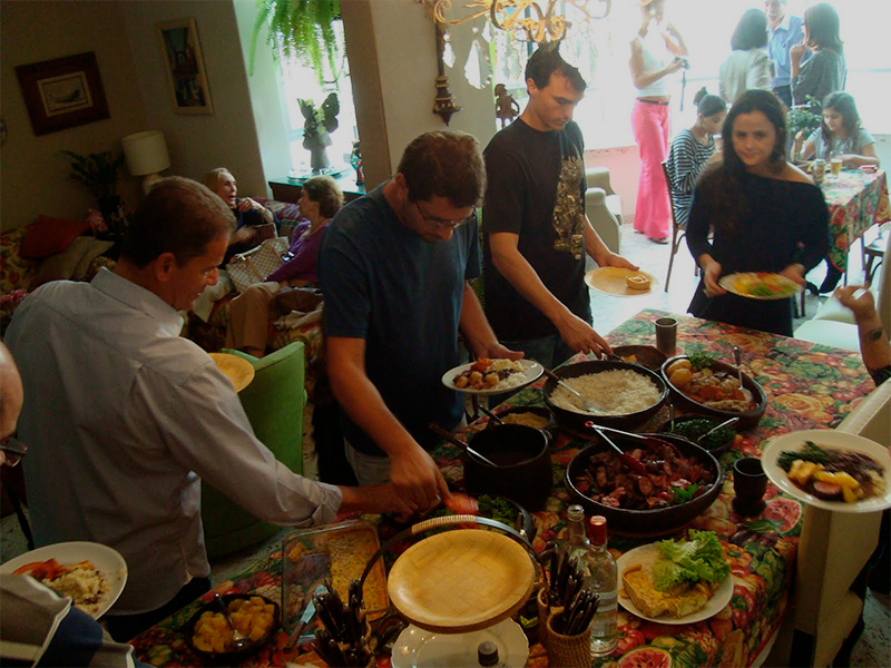 Pessoas comendo feijoada